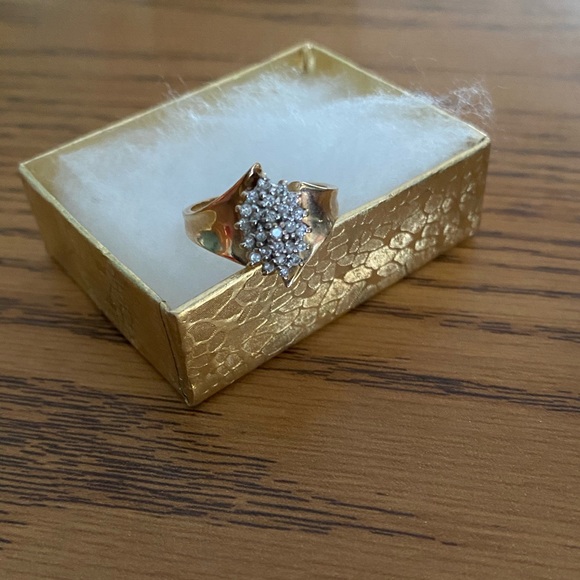 Jewelry - Women’s 10kp gold diamond ring size 7